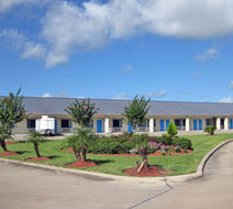 Scottish Inns & Suites Angle Exterior