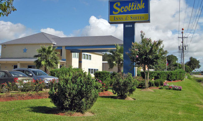 Scottish Inns & Suites Angle Exterior