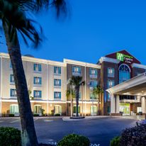 Holiday Inn Express Hotel & Suites