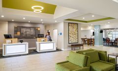 Holiday Inn Express Hotel & Suites