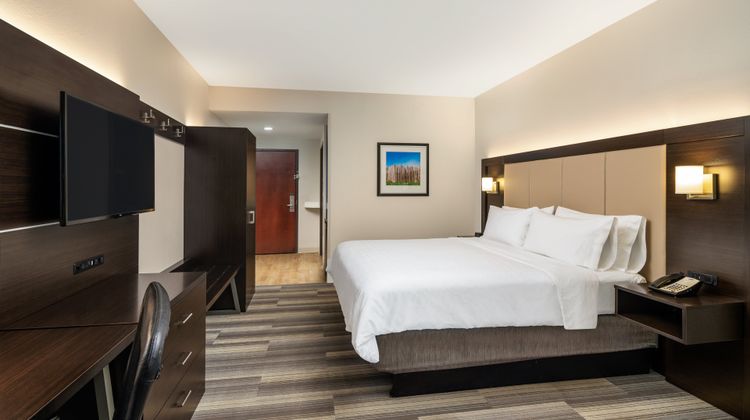 Holiday Inn Express Hotel & Suites Room