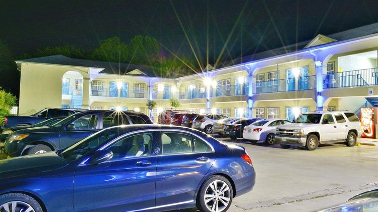 Scottish Inn & Suites Alvin Exterior