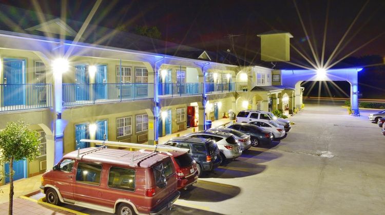 Scottish Inn & Suites Alvin Exterior