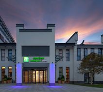 Holiday Inn Express Pinghu Exterior