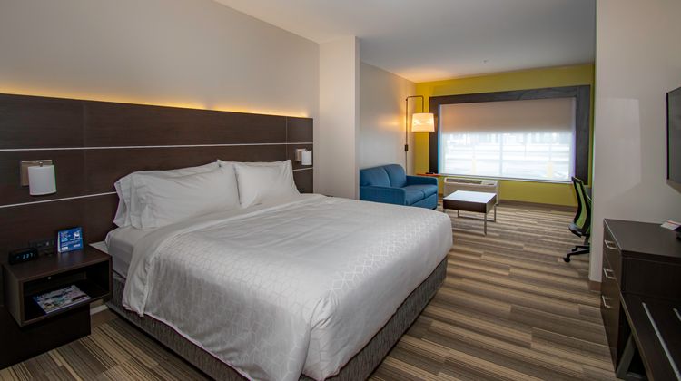 Holiday Inn Express & Suites Tonawanda Suite