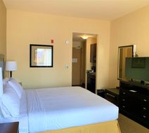 Holiday Inn Express Hotel Fresno NW Room