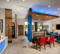 Holiday Inn Express & Suites Chatsworth Lobby