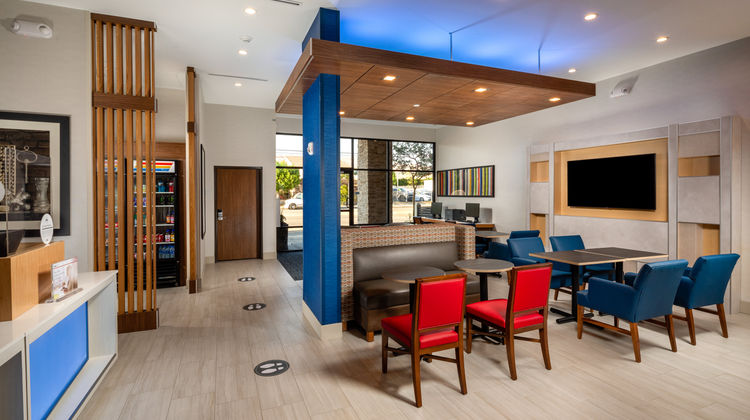 Holiday Inn Express & Suites Chatsworth Lobby