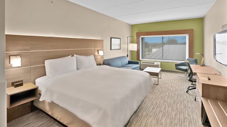 Holiday Inn Express South Bartram Park Suite