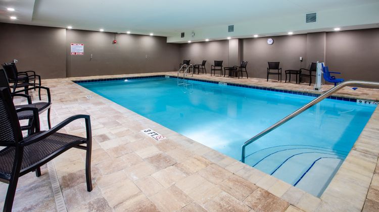 Holiday Inn Express & Stes DeLand South Pool