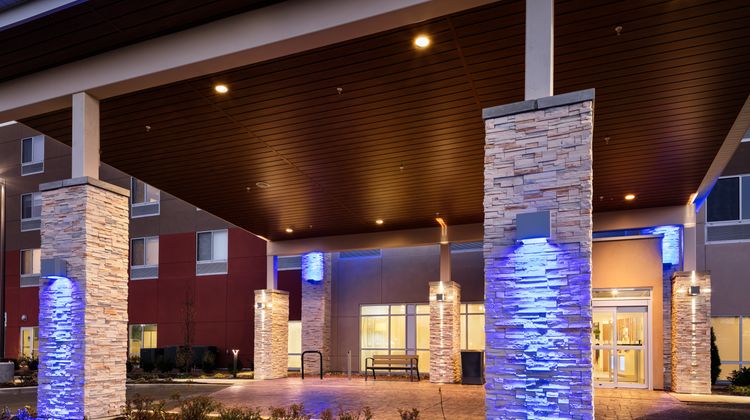 Holiday Inn Express & Suites Bend South Exterior