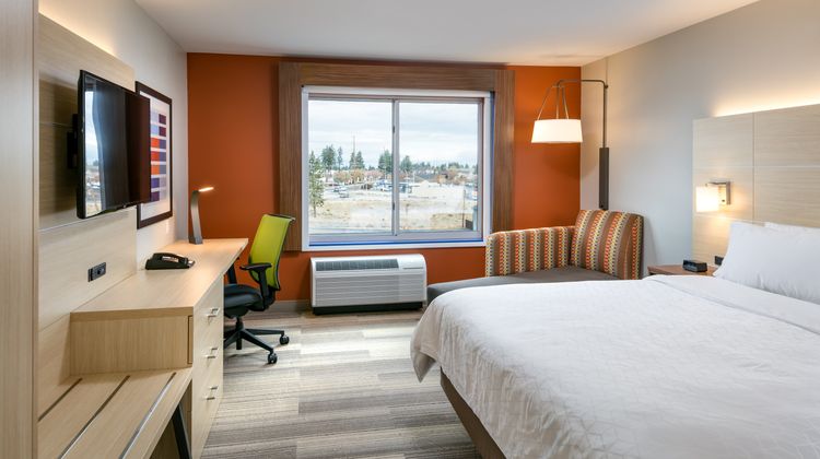 Holiday Inn Express & Suites Bend South Room