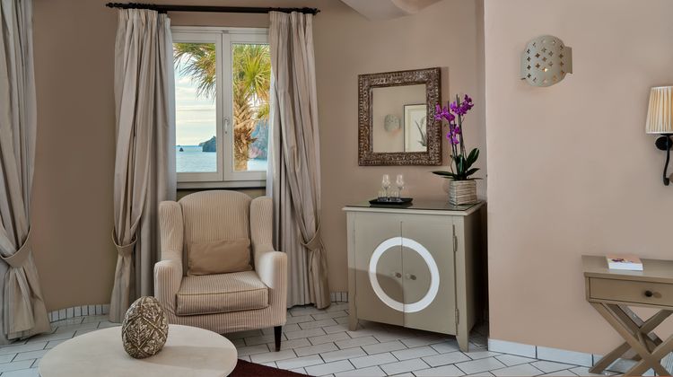 Therasia Resort Suite