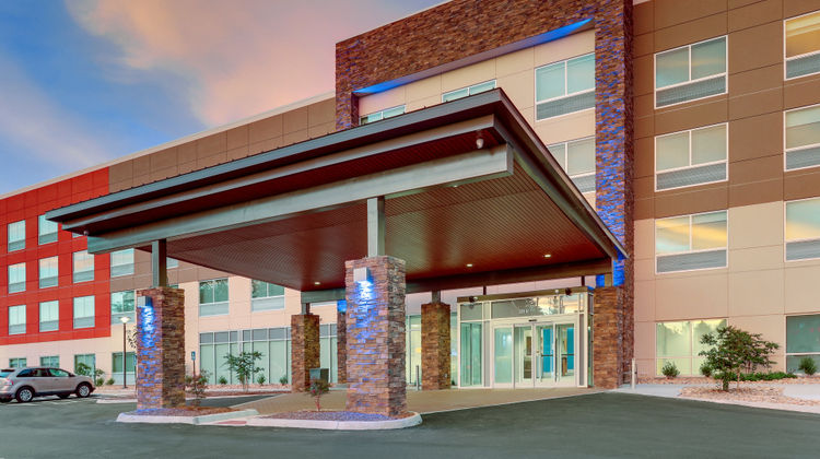 Holiday Inn Express & Suites Civic Ctr Exterior
