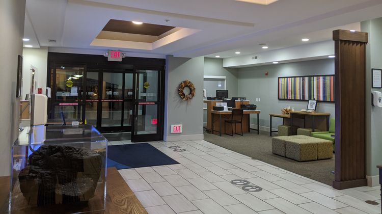 Holiday Inn Express Hotel & Suites Lobby