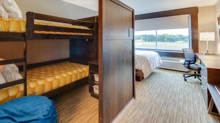 Holiday Inn Express & Suites Union City Suite