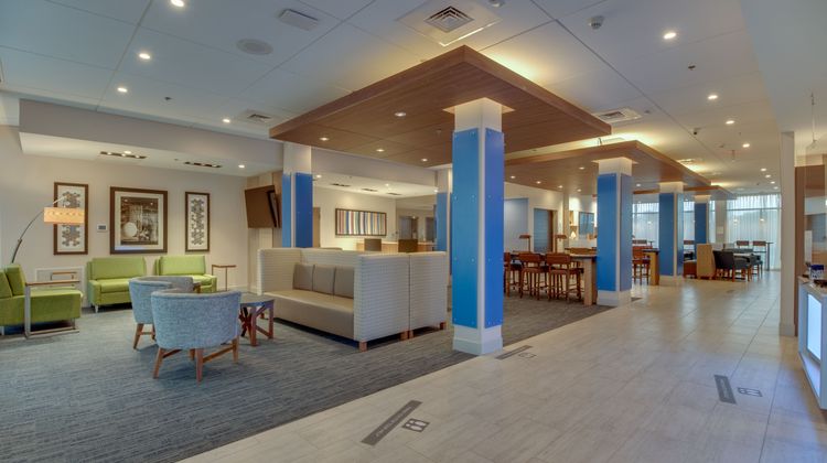 Holiday Inn Express & Suites Union City Lobby