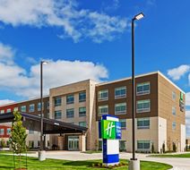 Holiday Inn Express & Suites Parsons Exterior