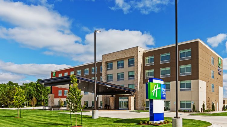 Holiday Inn Express & Suites Parsons Exterior