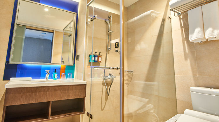 Holiday Inn Express Kaohsiung Love River Room