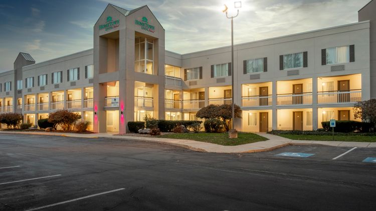 HomeTown Inn by Red Roof East Syracuse Exterior