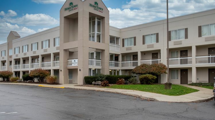 HomeTown Inn by Red Roof East Syracuse Exterior
