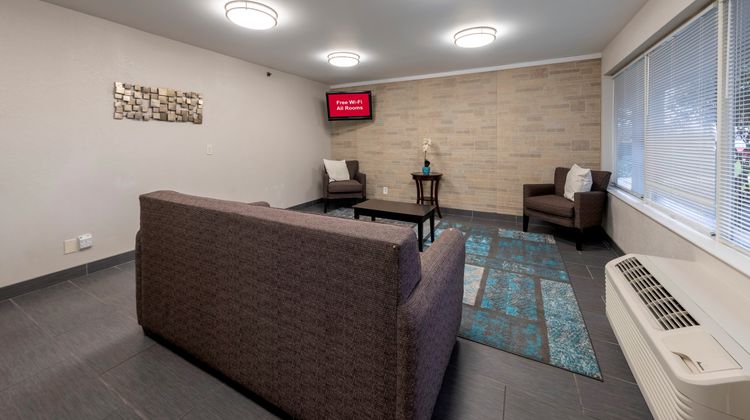 HomeTown Inn by Red Roof East Syracuse Lobby