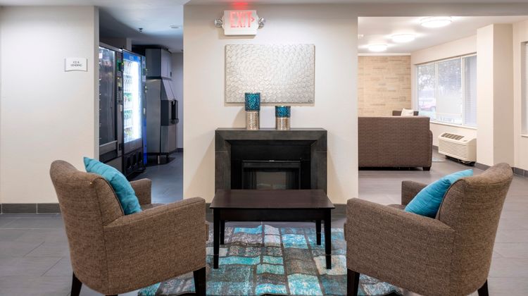 HomeTown Inn by Red Roof East Syracuse Lobby