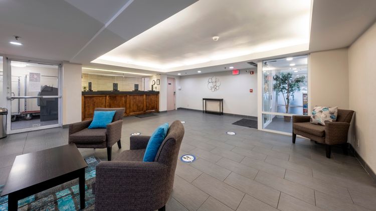 HomeTown Inn by Red Roof East Syracuse Lobby
