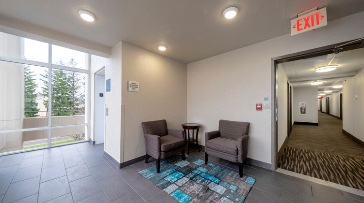 HomeTown Inn by Red Roof East Syracuse Lobby