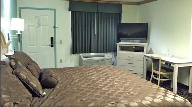 Scottish Inn Houston Six Flags Room