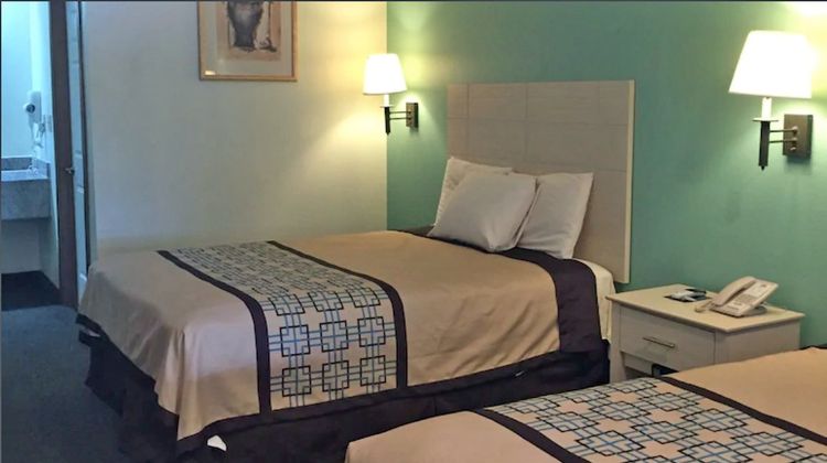 Scottish Inn Houston Six Flags Room