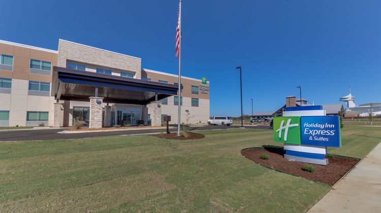 Holiday Inn Express & Suites Union City Exterior
