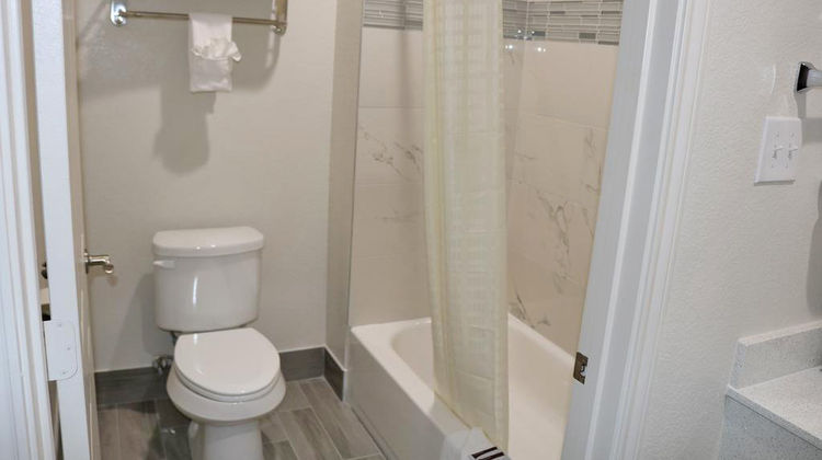Scottish Inns & Suites Room