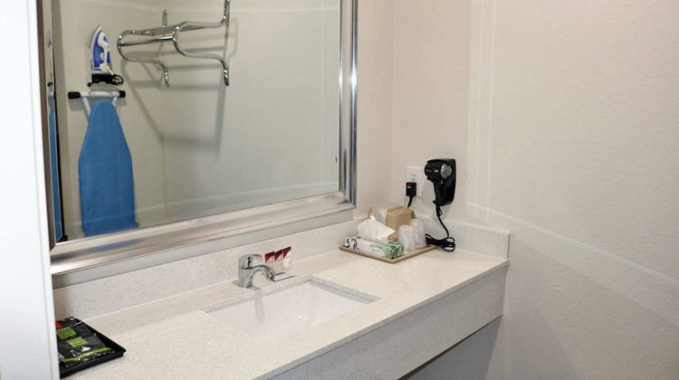 Scottish Inns & Suites Room