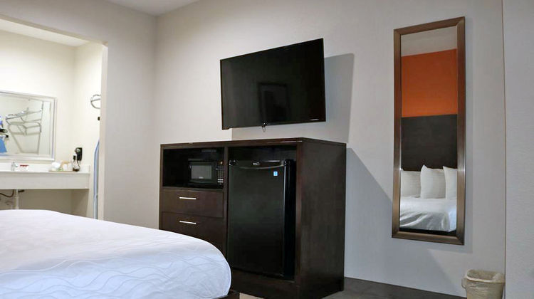 Scottish Inns & Suites Room