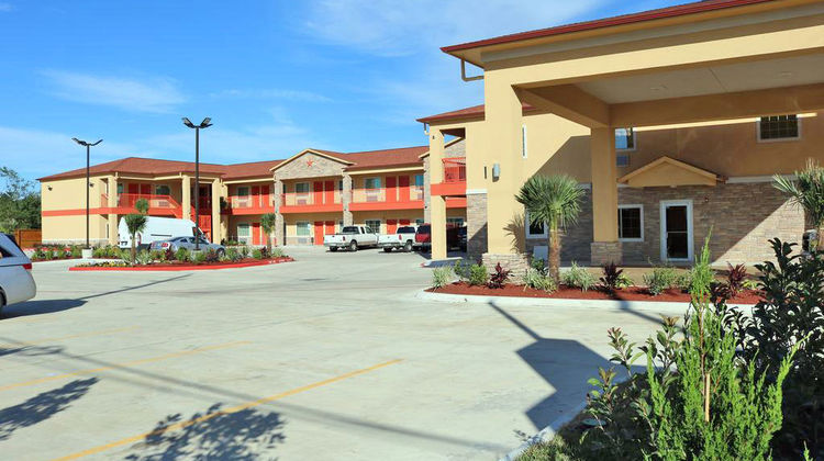 Scottish Inns & Suites Exterior