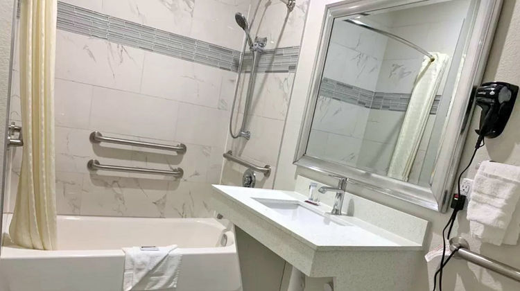 Scottish Inns & Suites Room