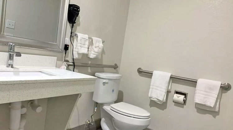 Scottish Inns & Suites Room