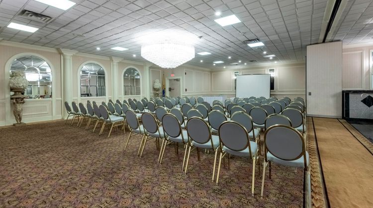 Red Roof PLUS+ Woodbridge - Carteret Room