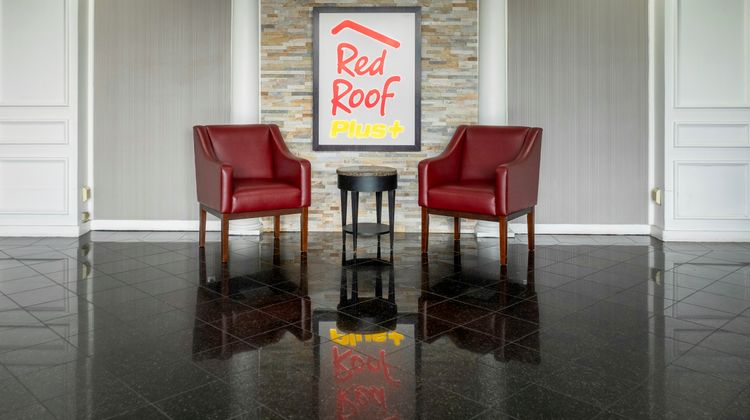 Red Roof PLUS+ Woodbridge - Carteret Lobby