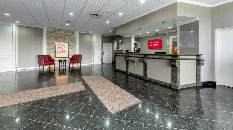 Red Roof PLUS+ Woodbridge - Carteret Lobby