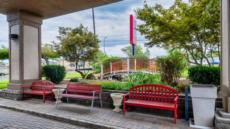 Red Roof PLUS+ Woodbridge - Carteret Restaurant