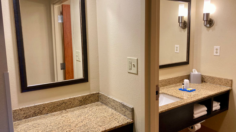 <b>Holiday Inn Express & Suites Edmond Room</b>. Images powered by <a href="https://www.leonardoworldwide.com/" title="Leonardo Worldwide" target="_blank">Leonardo</a>.