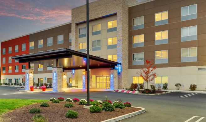 Holiday Inn Express & Suites Exterior
