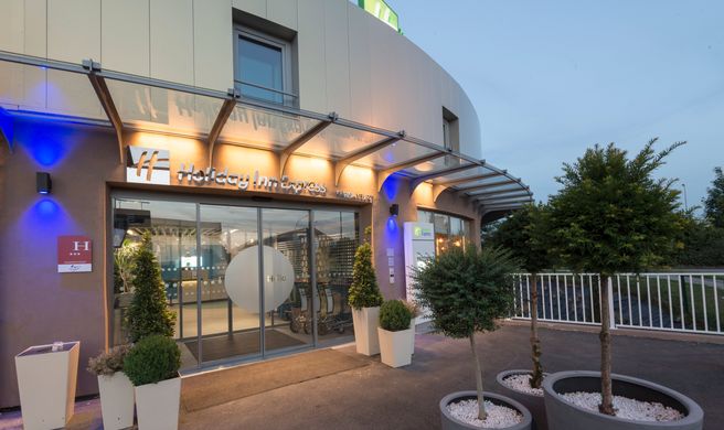 Holiday Inn Express Paris - Velizy Exterior