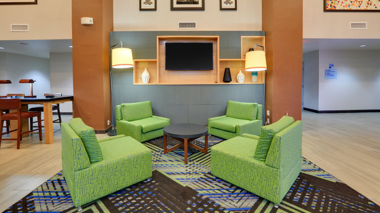 Holiday Inn Express & Suites Austin Exterior