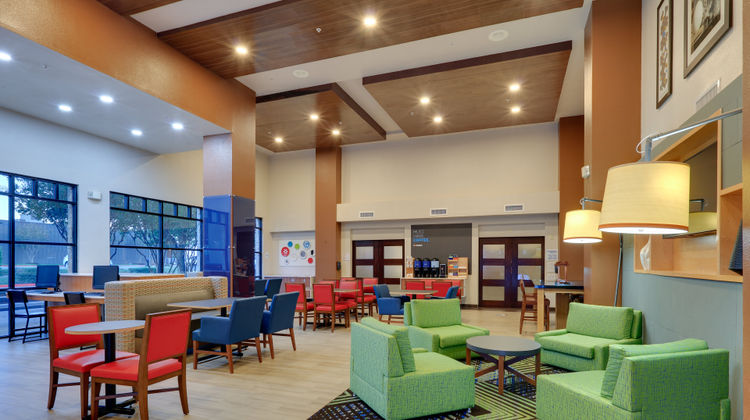 Holiday Inn Express & Suites Austin Exterior