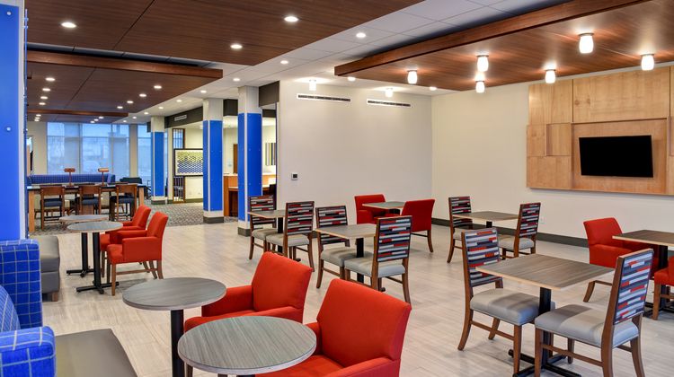 Holiday Inn Express & Suites Ottawa Lobby