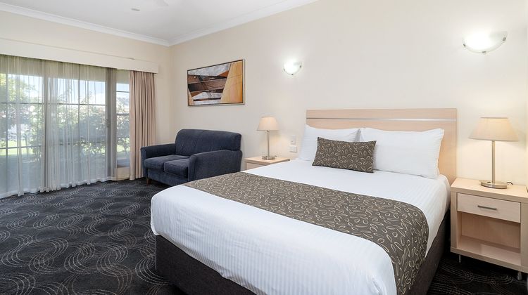 Heritage Motor Inn Room